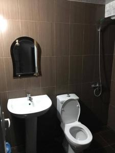 un bagno con un water e un lavandino di Seaside House Kobuleti a Kobuleti Altre 27 foto