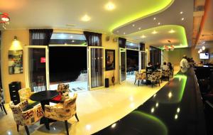 ニドリにあるDionysos Luxury Apartmentsのバー、テーブル、椅子が備わるレストラン