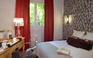 Кровать или кровати в номере Logis Hotel Le Relais de Comodoliac