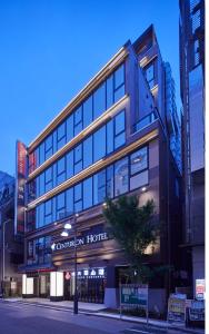 東京にあるセンチュリオンホテル＆スパ上野駅のシネランドホテルの看板のある建物