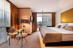 Postel nebo postele na pokoji v ubytování Rikli Balance Hotel – Sava Hotels & Resorts
