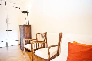uma sala de estar com duas cadeiras e um sofá em Piazza Argentina/Pantheon em Roma