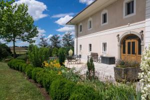 un jardín frente a una casa en Waldbothgut, en Linz