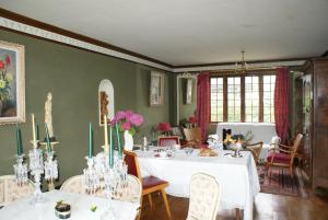jadalnia z białym stołem i krzesłami w obiekcie lantrennou w mieście Feunteun-Ven