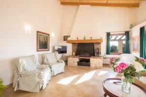 sala de estar con 2 sillas y chimenea en Son Morey, en Vilafranca de Bonany
