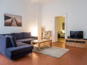ein Wohnzimmer mit einem Sofa und einem Couchtisch in der Unterkunft Großes Apartment in zentraler Lage in Berlin