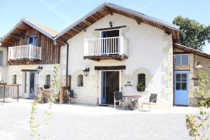 une grande maison blanche avec une table et des chaises dans l'établissement Number 5, à Arçay