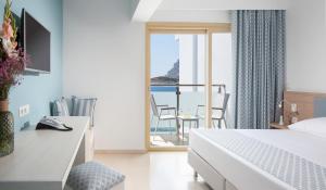 Postel nebo postele na pokoji v ubytování Zephyros Hotel