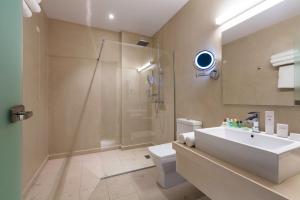 Koupelna v ubytování Zephyros Hotel
