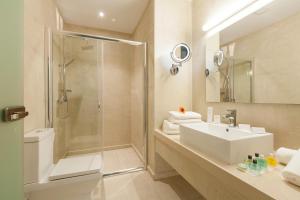 Koupelna v ubytování Zephyros Hotel + 22 fotografií
