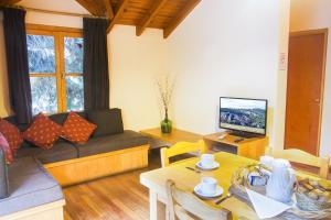 a living room with a couch and a table at El Viejo Nogal in San Martín de los Andes