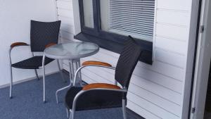ヴァーサにあるNew nice apartmentの窓のある客室で、椅子2脚とテーブル1台が備わります。