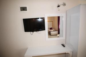 アーブシャ島にあるYürekli Apart Hotelのバスルーム(鏡、壁掛けテレビ付)