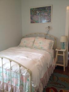 Un pat sau paturi într-o cameră la Charming home in Derby city
