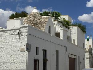 Biały budynek z dachem z roślinami w obiekcie Trullo Dell’Antica Fileria w Alberobello