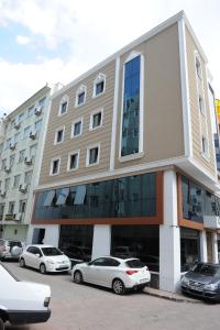 un edificio con coches estacionados frente a él en Izmıt Saray Hotel en Kocaeli