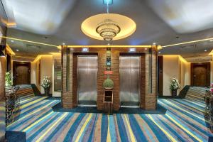 - un hall avec deux ascenseurs dans un bâtiment dans l'établissement Omega Hotel Dubai, à Dubaï