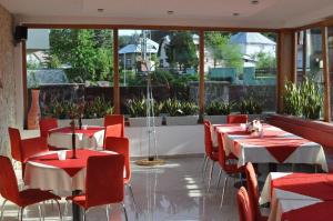 um restaurante com mesas e cadeiras vermelhas e brancas em Penzion Stara Fara em Makov