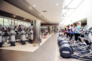 - une salle de sport avec de nombreuses personnes sur des tapis de course dans l'établissement Juniper Court, à Stirling