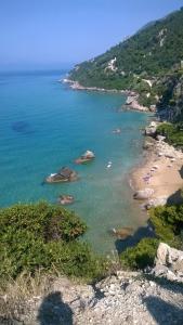 Una vista de una playa con gente en el agua. en Villa Magda, en Makrádes