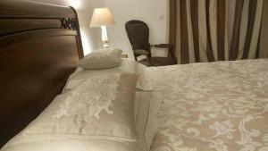 Cama en habitación de hotel con almohada en Theoxenia en Kalopanayiotis
