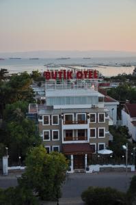 Un bâtiment avec un panneau en haut dans l'établissement Butik Pendik Hotel, à Istanbul