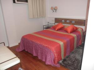 Posteľ alebo postele v izbe v ubytovaní Hostal Doña Blanca