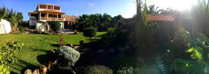 a yard with a house in the background at Villa Azul Fuerteventura in Villaverde