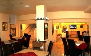TV tai viihdekeskus majoituspaikassa Hotel Austin