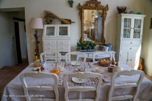 A seating area at Il Bosso di Toscana
