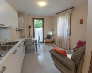 Albergo Diffuso Balcone sul Friuliにあるキッチンまたは簡易キッチン