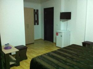 a hotel room with a bed and a small table at Villa George in Constanţa
