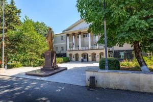 a statue of a man standing in front of a building at İvanovka İnn & Cafe Family-Friendly Halal in İvanovka