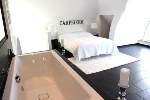 Un baño con bañera y una cama. en A-Partments, en Colonia 147 fotos más