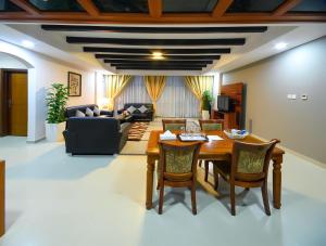 マナーマにあるSea Diamond Plaza Apartmentsの木製のテーブルと椅子のあるリビングルーム