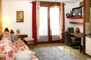 um quarto com uma cama, uma secretária e uma mesa em Studio Résidence Glières em Bourg-Saint-Maurice