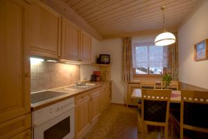 Kuchyň nebo kuchyňský kout v ubytování Ferienhaus Grubhof