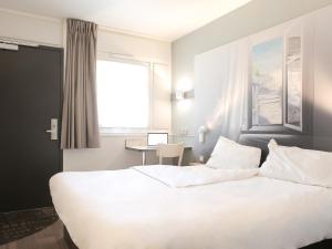 Postel nebo postele na pokoji v ubytování B&B HOTEL Hyères