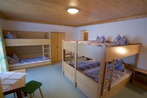 Palanda nebo palandy na pokoji v ubytování Ferienhaus Grubhof
