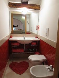 ナポリにあるLovely Holiday Apartmentのバスルーム(洗面台、トイレ、鏡付)