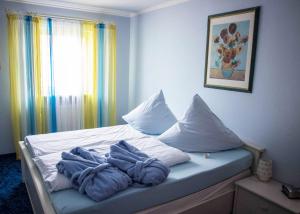 uma cama com cobertores azuis em cima em Ferienwohnungen Anna em Bad Birnbach