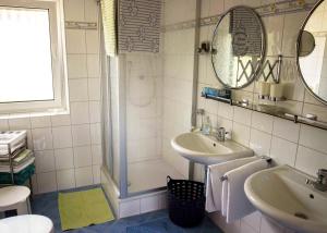 Et badeværelse på Ferienwohnungen Anna + 3 billeder