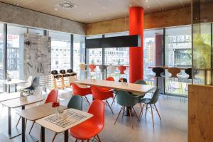 A restaurant or other place to eat at ibis Wien Hauptbahnhof