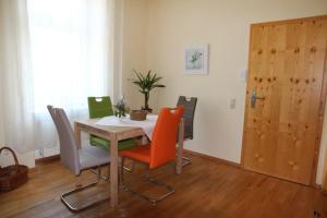 a dining room with a table and four chairs at Ferienwohnung Meuser in Traben-Trarbach