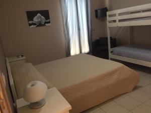 מיטה או מיטות קומותיים בחדר ב-Agriturismo La Crianza
