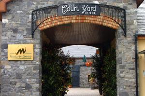 En logo, et sertifikat eller et firmaskilt på Court Yard Hotel