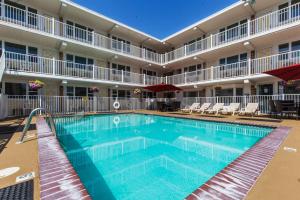 Bazén v ubytování Esplanade Suites - A Sundance Vacations Property nebo v jeho okolí