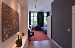 sala de estar con cama y sofá en Park Apartaments, en Aachen