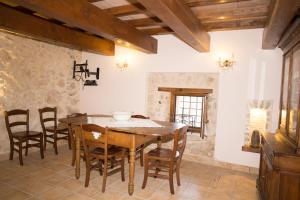 una sala da pranzo con tavolo e sedie in legno di B&B Valle degli Ulivi Vallecorsa a Vallecorsa