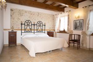 Un pat sau paturi într-o cameră la B&B Valle degli Ulivi Vallecorsa